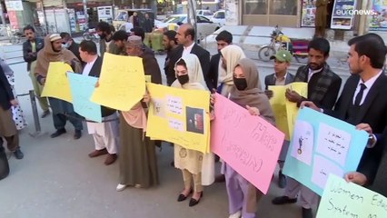 Video herunterladen: Las mujeres afganas protestan contra el veto de los talibanes