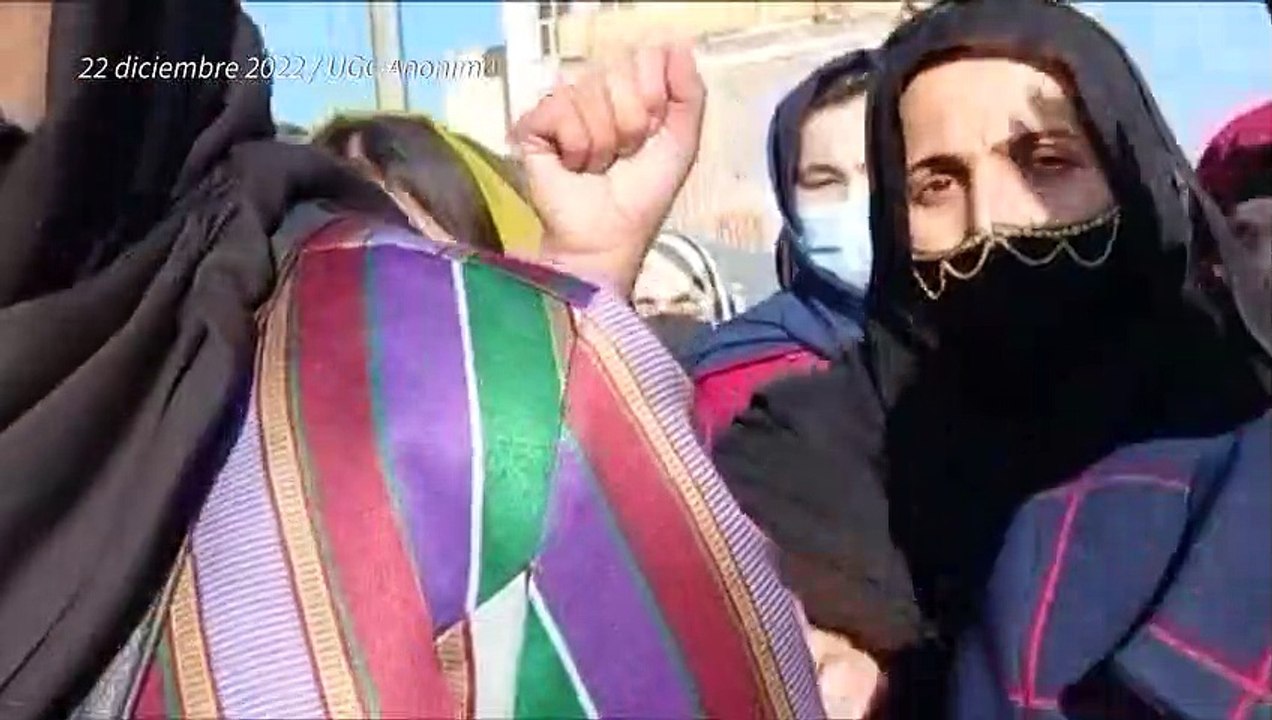 Talibanes prohíben contratar mujeres en oenegés en Afganistán