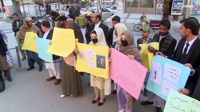 Afghanistan, la protesta delle donne contro il divieto di frequentare l'Università