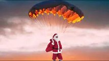 Pere Noel saute du parachute