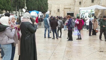 شاهد.. توافد الآلاف من الفلسطينيين والأجانب إلى ساحة كنيسة المهد