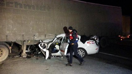 Otomobil acil çıkıştan dönmek isteyen tıra ok gibi saplandı: 1 ölü