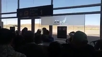 Descargar video: En víspera de Navidad, pasajeros en Oruro reclaman demora en la aerolínea estatal