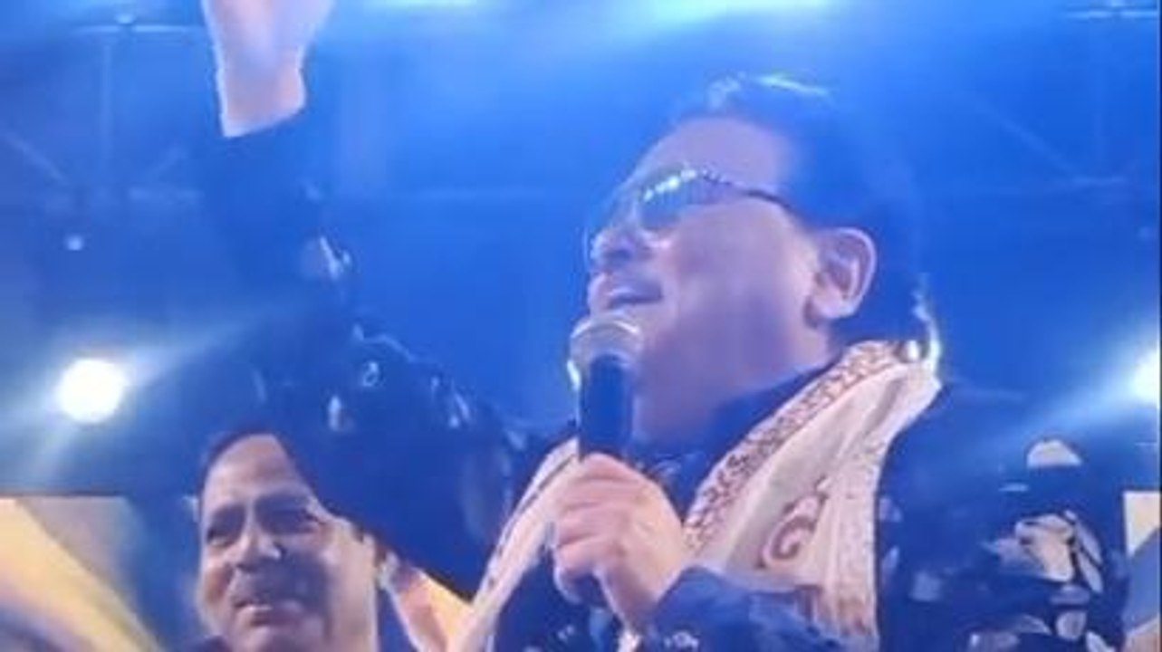 উঃ২৪পরগনাঃ গান ধরলেন মদন, শুনে নিন তার গলায় 'দে দে পাল তুলে দে'