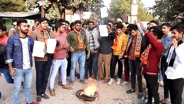 Video : शिक्षक भर्ती सेकंड ग्रेड के पेपर आउट होने पर एबीवीपी का फूटा रोष, किया प्रदर्शन