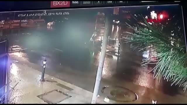 İSTANBUL-BAĞDAT CADDESİ'NDE OTOMOBİLİN ÇARPTIĞI YAYA HAYATINI KAYBETTİ