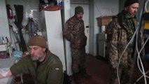 Ukrayna askerleri Donbas cephe hattındaki hastanede tedavi görüyor