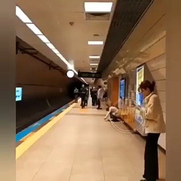 İstanbul'da metroda mide bulandıran görüntü: Kimseye aldırış etmeden tuvaletini yaptı