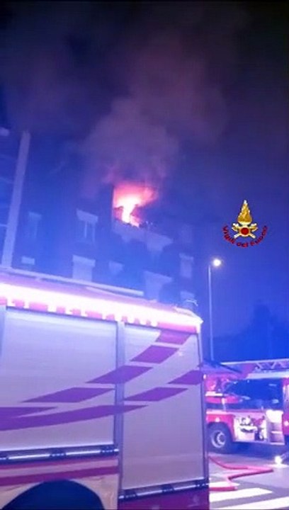 Incendio devasta appartamento a Bollate, evacuate diverse abitazioni