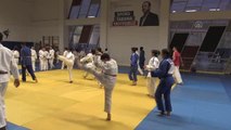 Dünya ikincisi görme engelli judocu Raziye Uluçam, Paris'te kürsüye çıkmak için çalışıyor