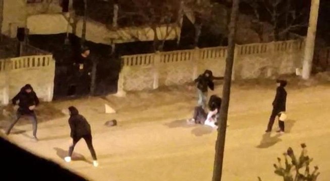 Gençlerin yumruk yumruğa kavgası kamerada