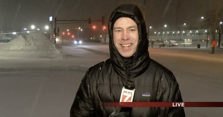 Ce journaliste en train de couvrir une tempête aurait préféré rester chez lui et le fait savoir