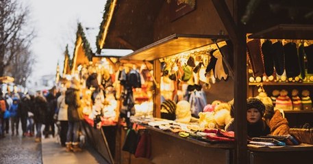 Ivre et violent sur le marché de Noël, il se fait maîtriser par le Père Noël, ceinture de noire de judo