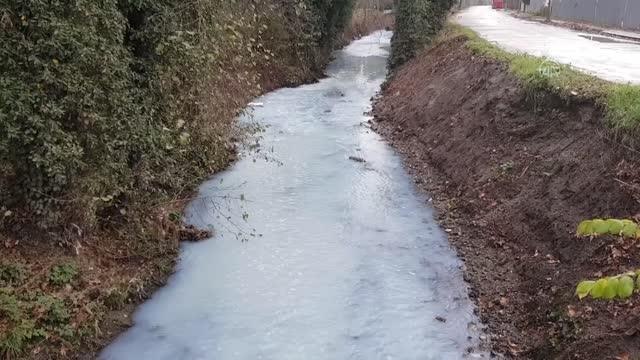 Atık suların karıştığı derenin rengi değişti (2)