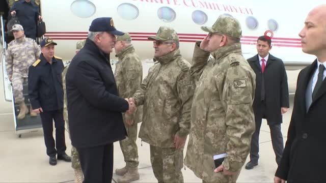 Bakan Akar, beraberindeki komutanlarla sınır hattında