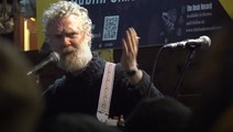 ‘We need to open our arms’: Glen Hansard busks with Ukrainians on Christmas Eve in Dublin