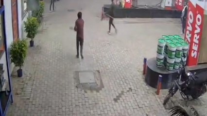 हापुड़ : पेट्रोल पंप पर दबंगों का तांडव, चली कुल्हाड़ियां देखें ये खूनी मंजर