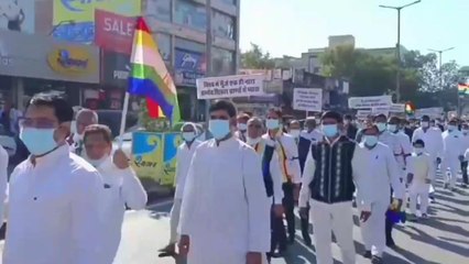 सीकर: प्रतिष्ठान बंद रख कलेक्ट्रेट तक निकाला भव्य मौन जुलूस, जानें क्या है मामला