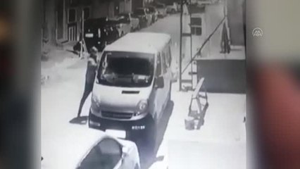 Esenyurt'ta bir kişinin kayınpederinin minibüsüne baltayla zarar vermesi güvenlik kamerasında