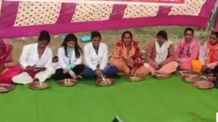 सीधी: संविदा स्वास्थ्य कर्मियों का प्रदेश सरकार के खिलाफ अनूठा प्रदर्शन