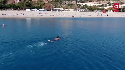 Hava sıcaklığının 19 derece olduğu Antalya’da sahiller yaz günlerini aratmadı