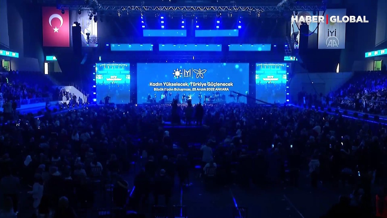 Meral Akşener Aya Benzer şarkısında, Mustafa Sandal ile dans etti