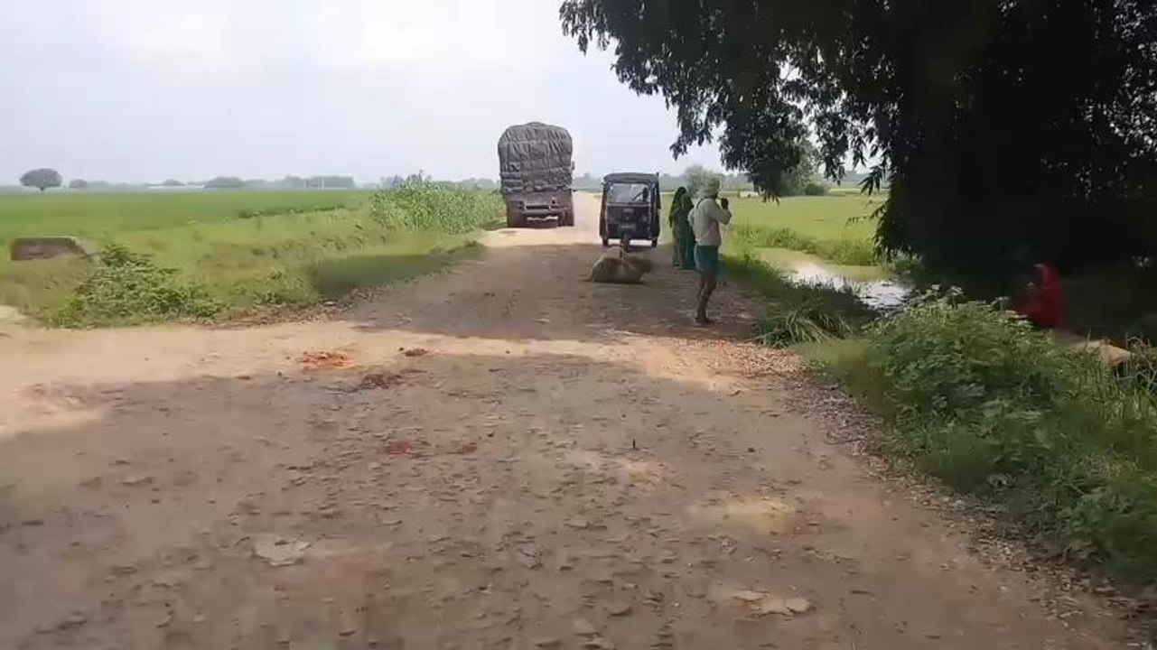 बक्सर: जर्जर सड़क राहगीरों के लिये परेशानी का बना सबब, जिम्मेवार बना लापरवाह