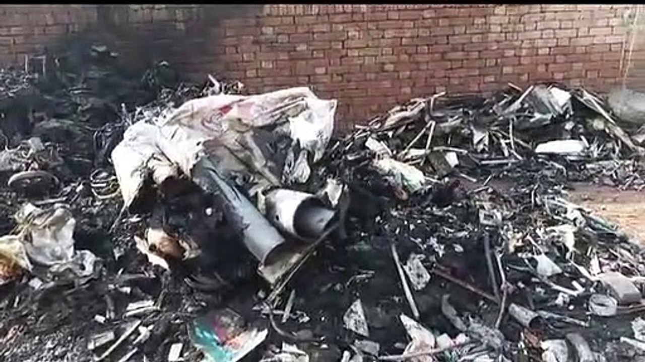 Goods worth lakhs gutted in fire, fire engine arrived one hour late after information, fury among people