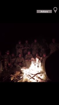 Kahraman Mehmetçik'in Soğuk Havada Söylediği Türkü İçleri Isıttı #shorts #mehmetçik #asker