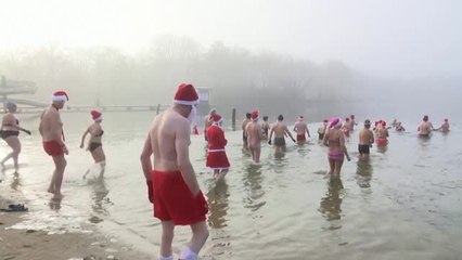 Download Video: Berlineses celebran la Navidad zambulléndose en las aguas congeladas del lago Orankesee