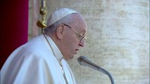 El papa recuerda en la bendición Urbi et Orbi las guerras y el hambre que sufre la humanidad