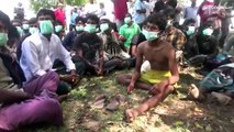 شاهد: العثور على 58 من مسلمي الروهينغا على ساحل إندونيسيا بعد قضاء شهر بزورق متهالك في عرض البحر