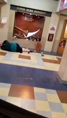 Sui pattini nella scuola si schianta e distrugge esposizione dei premi