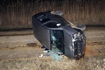 ŞARAMPOLE YUVARLANAN HAFİF TİCARİ ARAÇTA AYNI AİLEDEN 7 KİŞİ YARALANDI