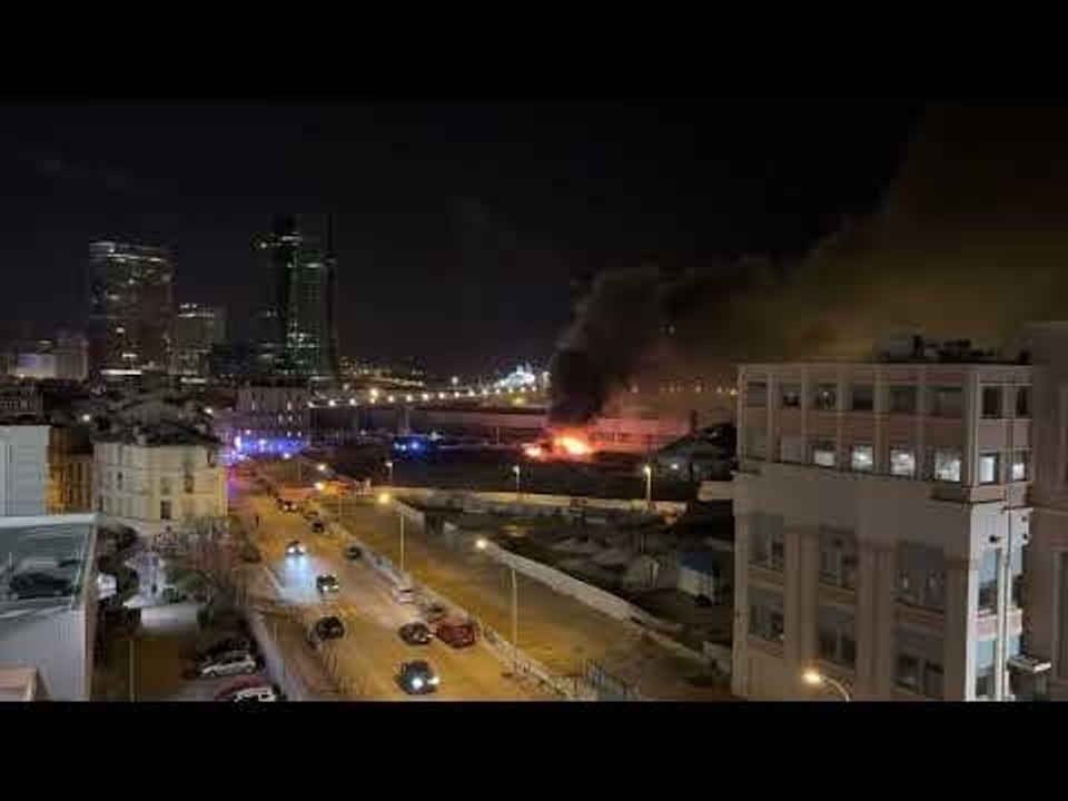 Marseille : des centaines de pneus partent en fumée à Arenc