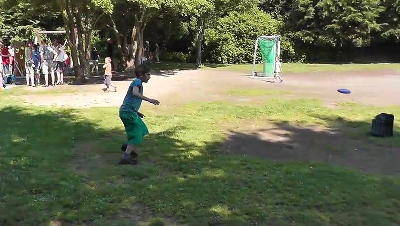 Frisbee auf der Fußballwiese, 2013