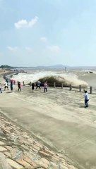 qiantang-river-is-famous-all-over-the-world-for-its-majestic-river-tide