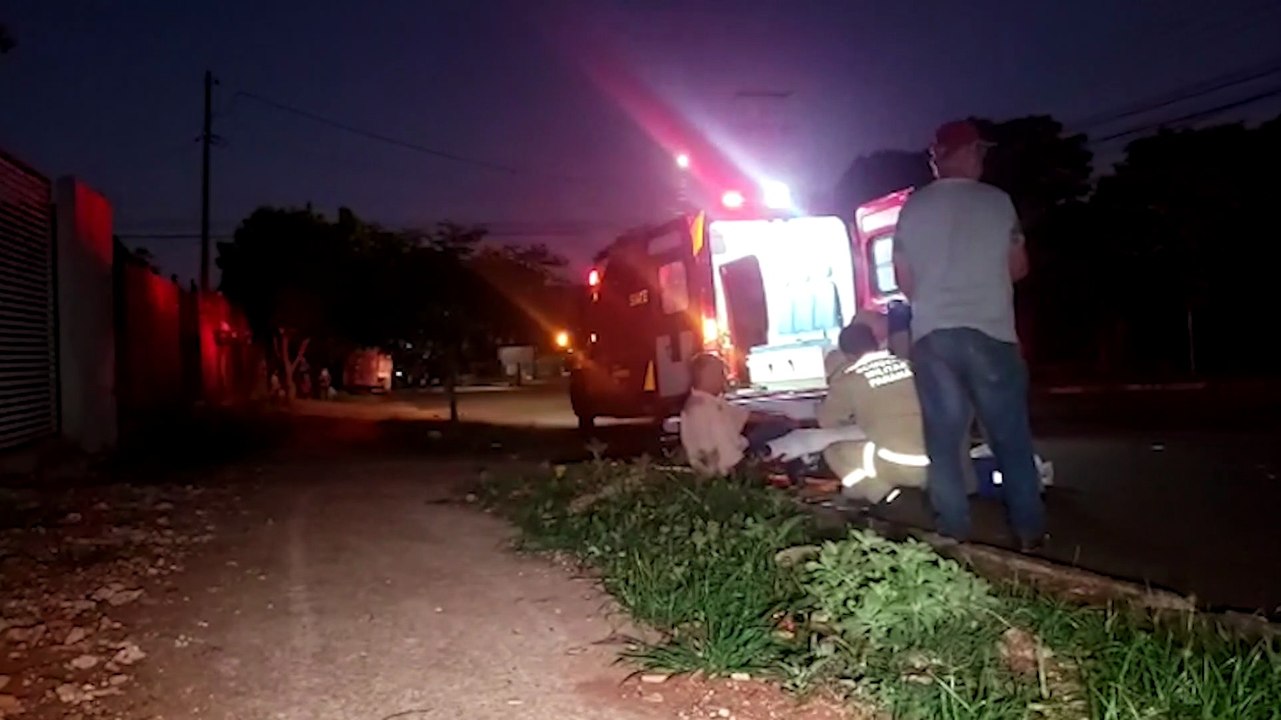 Motociclista atropela cachorro, sofre queda e tem grave lesão na perna