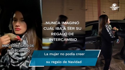 Mujer recibe gallo como regalo de intercambio navideño