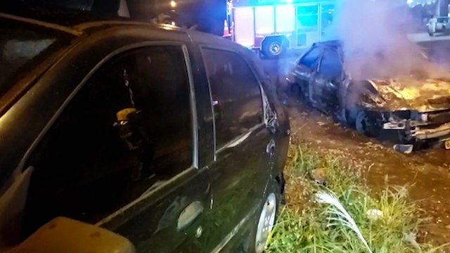 Carro fica destruído em incêndio no Santa Felicidade e chamas quase se espalham para outro veículo