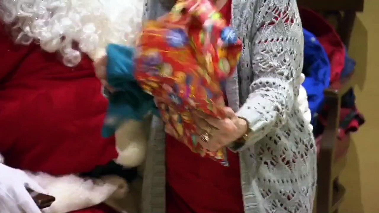 Hockey Wives - Se3 - Ep07 - Happy Holidays HD Watch HD Deutsch