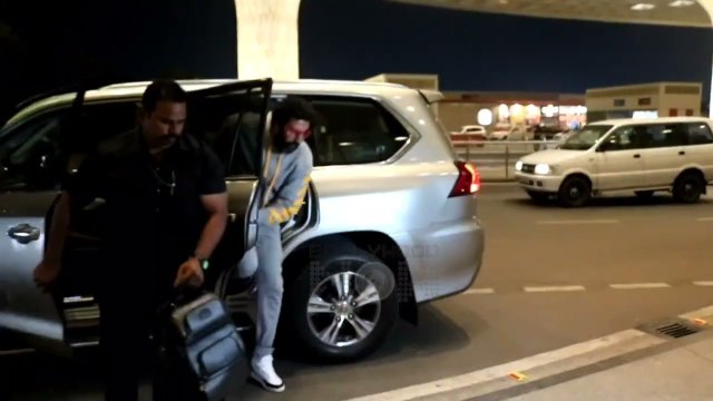 Happy Aaradhya Bachchan Wishes Paparazzi Merry Christmas As Family Leaves For New Year 2023 Holiday