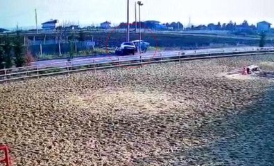 Tekirdağ'da 2 otomobilin çarpışması sonucu 3 kişinin yaralandığı feci kaza kamerada