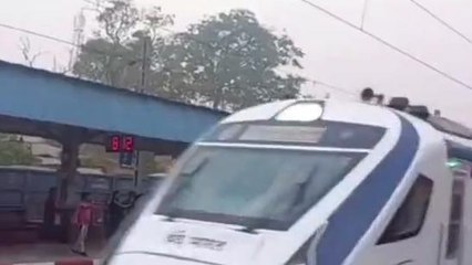 বীরভূমঃ জেলার মাটি ছুঁলো &#039;বন্দে ভারত&#039; এক্সপ্রেস,স্টেশনে জনতার ভিড়