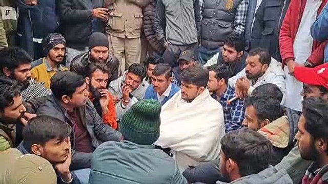 अतिथियों के विवाद की भेंट चढ़ा छात्र संघ कार्यालय का उद्घाटन, कॉलेज के बाहर धरना