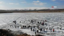 Buz tutan Çıldır Gölü'ne yoğun ilgi
