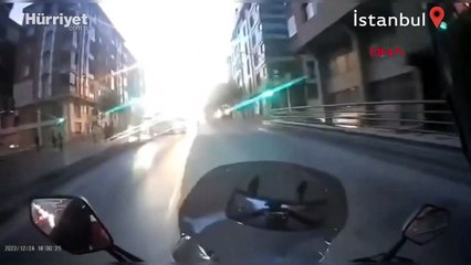 Bayrampaşa'da otomobile çarpan motosikletli ağır yaralandı