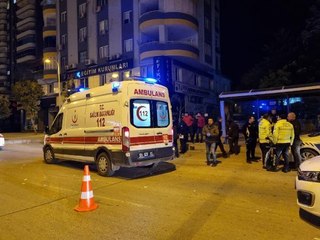 Husumetlisini sokak ortasında darbedip, silahla yaraladılar