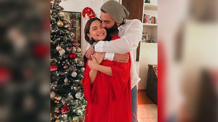 Download Video: Christmas 2022 : Alia Bhatt Red Dress में लगी बेहद खूबसूरत,Ranbir Kapoor Kiss करते Viral । Boldsky