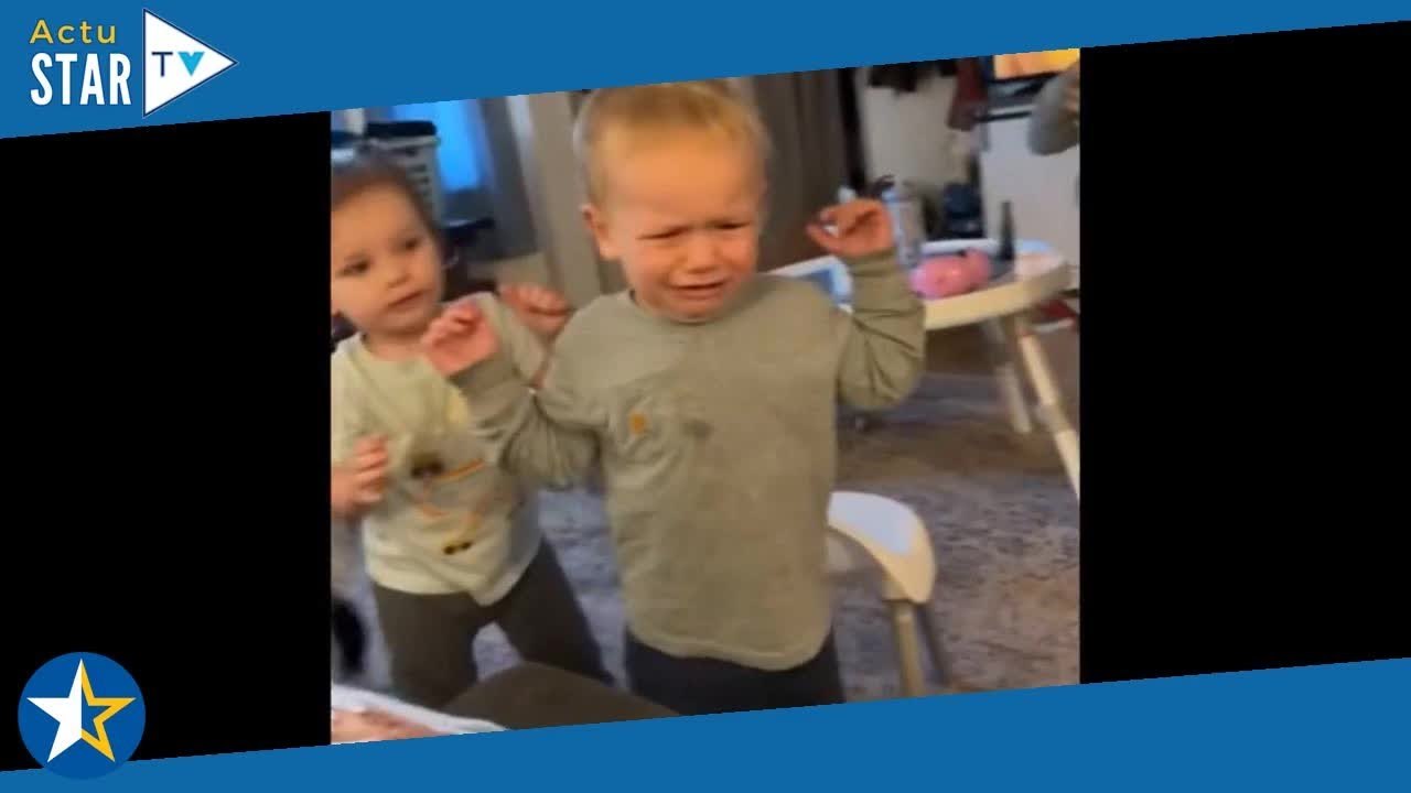 Trop mignon ! Découvrez la réaction de ce bébé lorsque sa sœur tente de le consoler